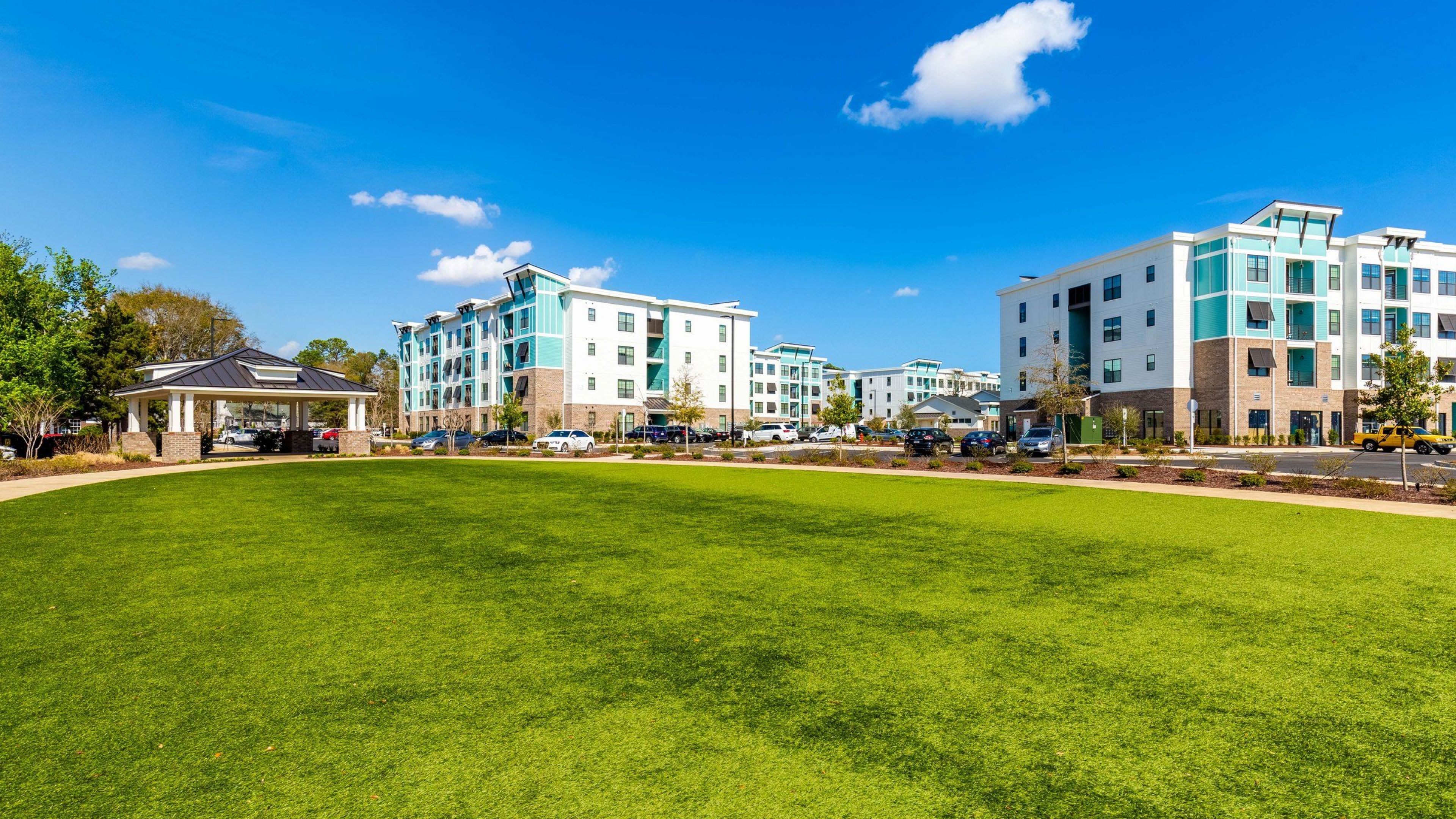 Hawthorne at Oleander large outdoor courtyard with green grass looking towards the apartment buildings