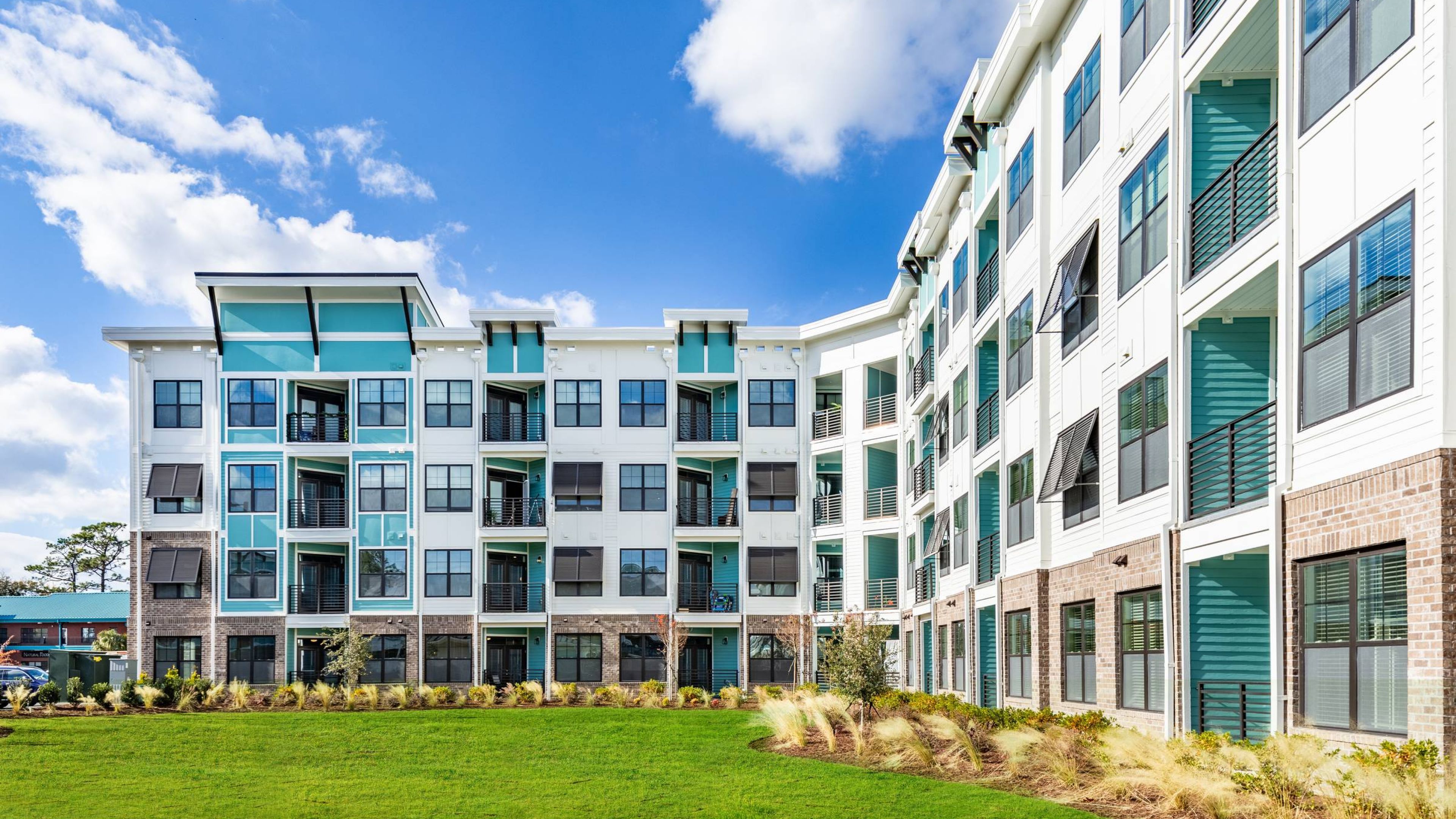 Hawthorne at Oleander large outdoor courtyard with green grass looking towards the apartment buildings
